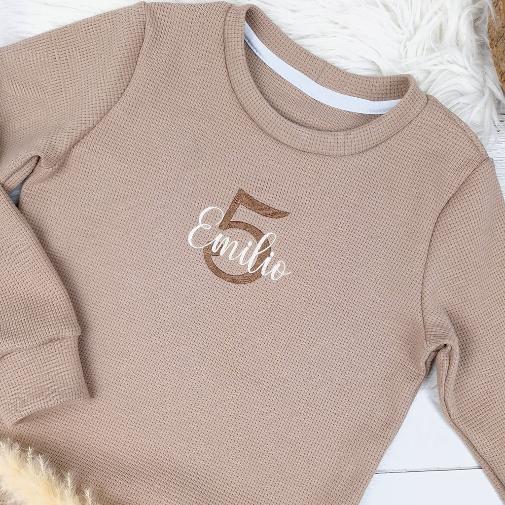 Kinderpullover Geburtstag • Name oben • Zahl unten (bestickt)