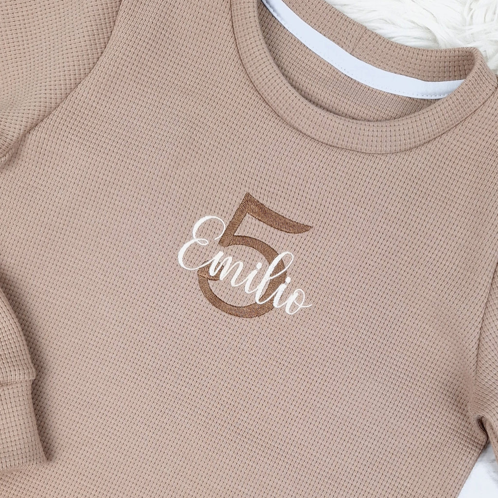 Kinderpullover Geburtstag • Name oben • Zahl unten (bestickt)