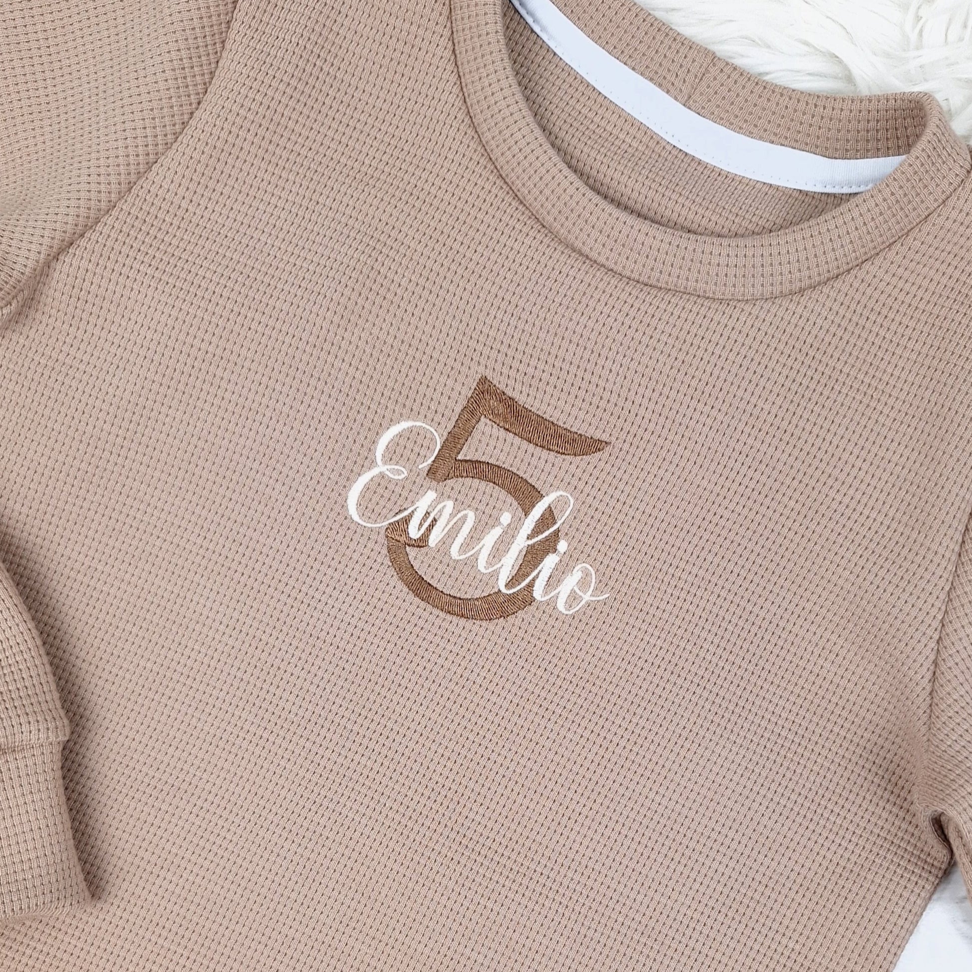 Kinderpullover Geburtstag • Name oben • Zahl unten (bestickt)