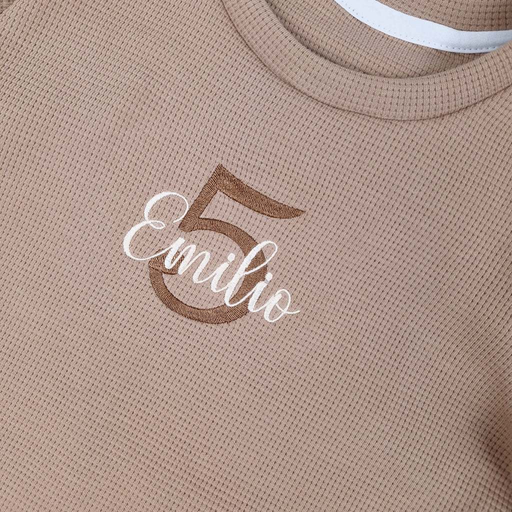 Kinderpullover Geburtstag • Name oben • Zahl unten (bestickt)