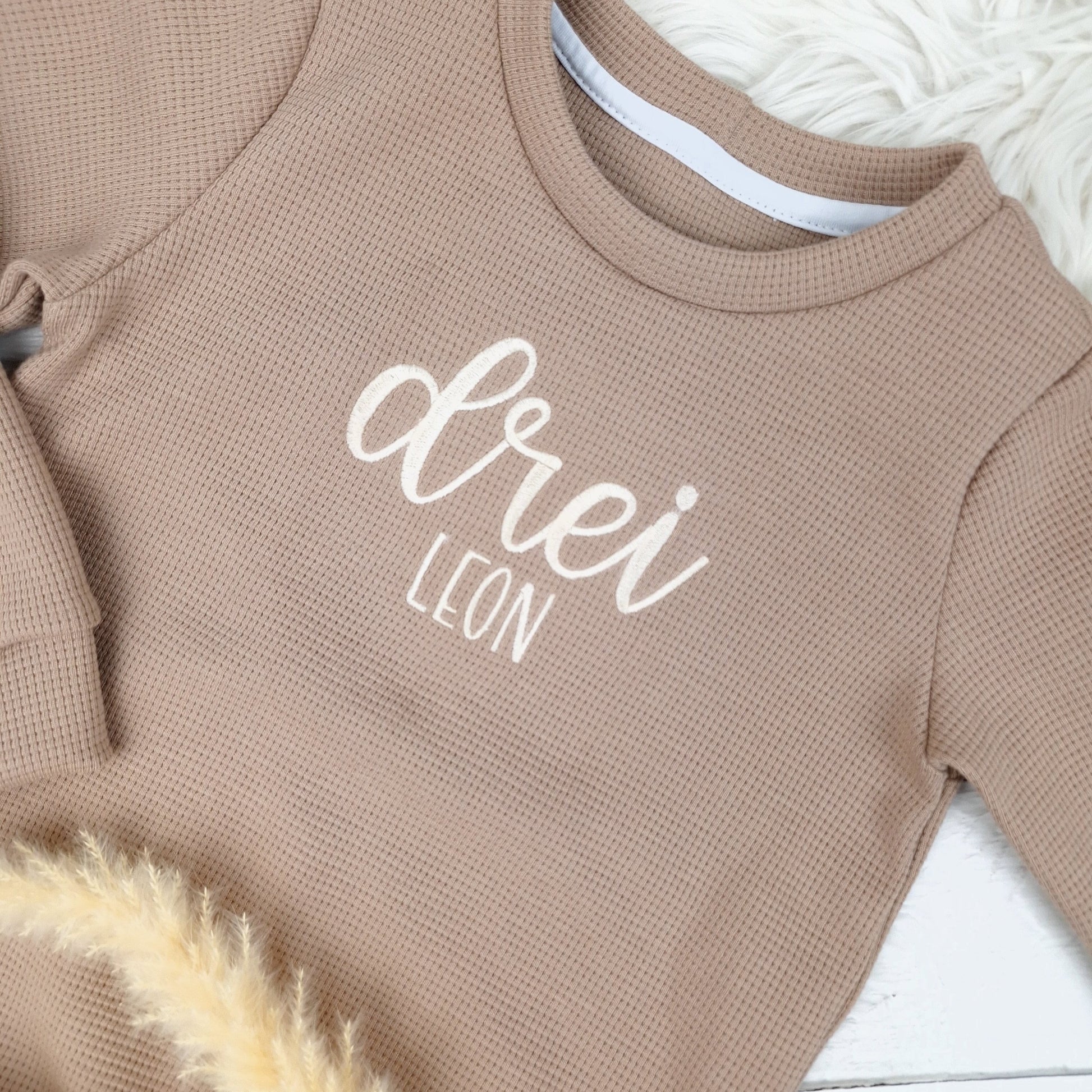 Kinderpullover Geburtstag – personalisiert (Name & Zahl) • Waffeljersey