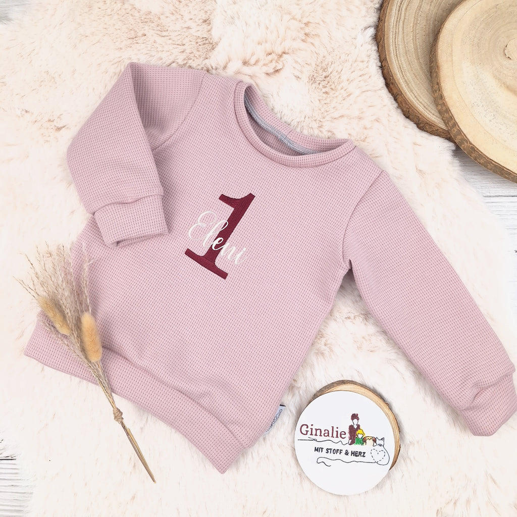 Kinderpullover Geburtstag • Name oben • Zahl unten (bestickt)