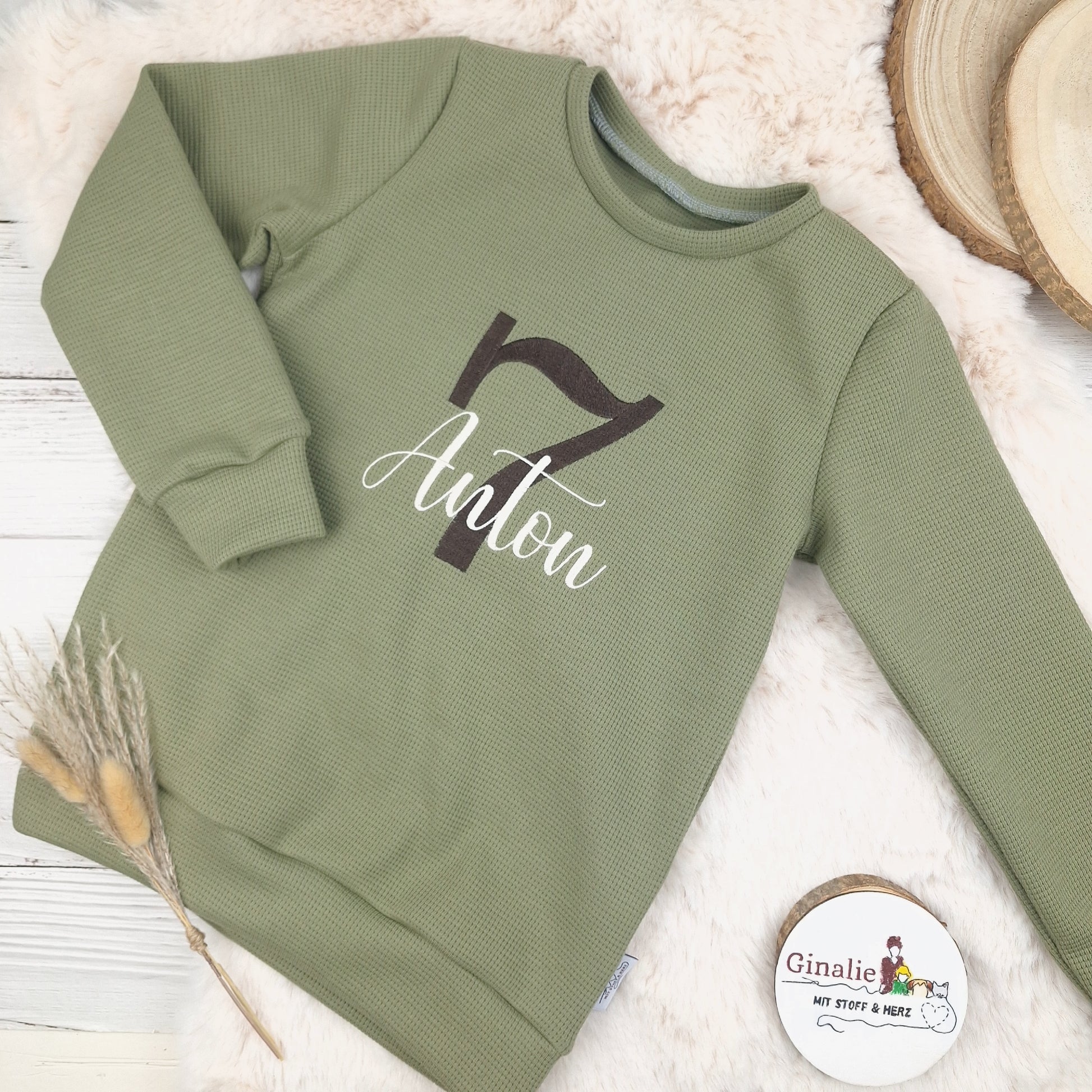 Kinderpullover Geburtstag • Name oben • Zahl unten (bestickt)