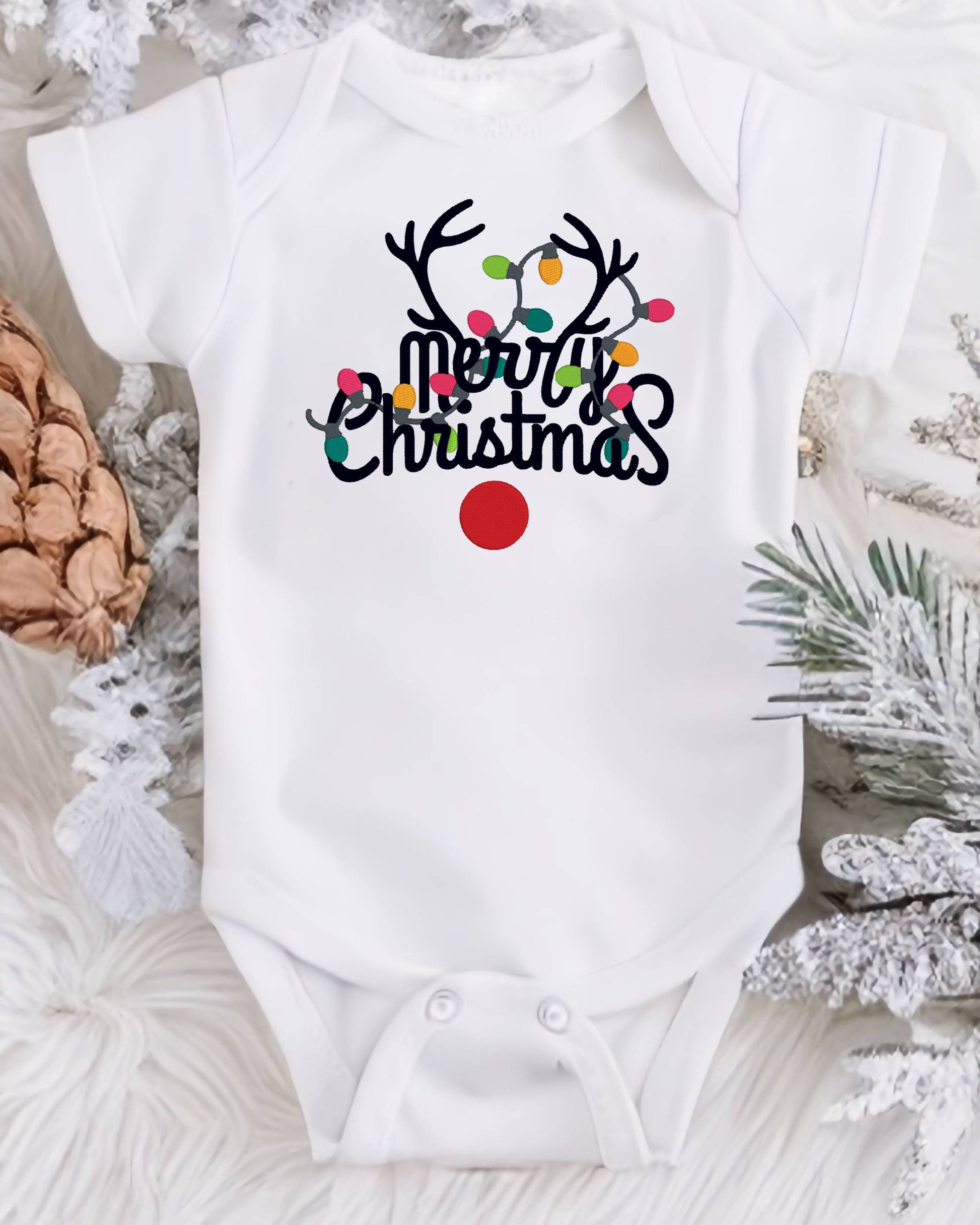 Babybody Weihnachten • „Merry Christmas“ – Geweih, rote Nase & Lichterkette • bestickt