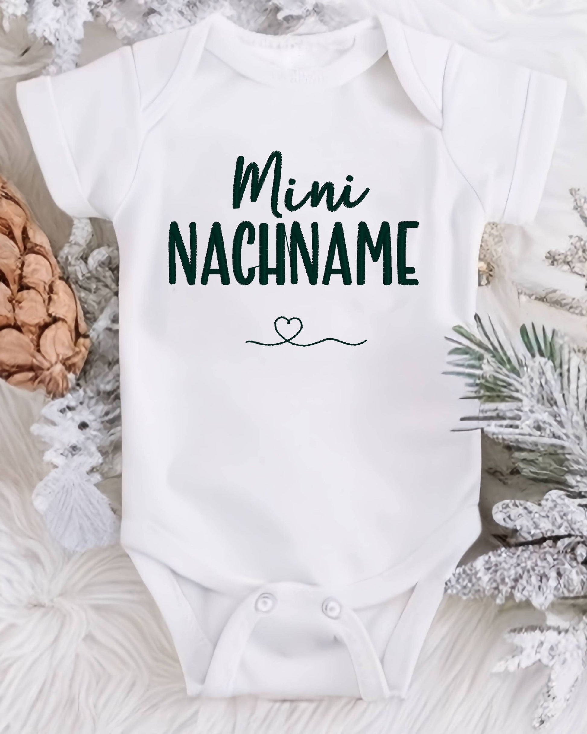 Babybody • Mini „Nachname“ – personalisiert • bestickt