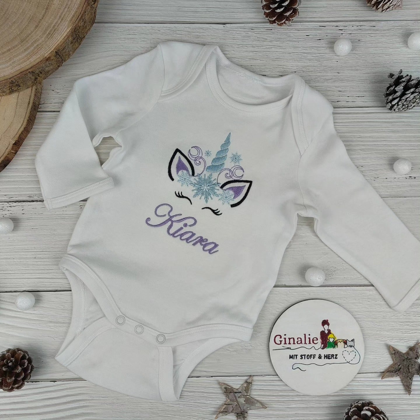 Weihnachts-Babybody mit Einhorn – Name inklusive, bestickt. Weich, hautfreundlich. Kurzarm/Langarm. Ideal als persönliches Geschenk & fürs Fotoshooting.