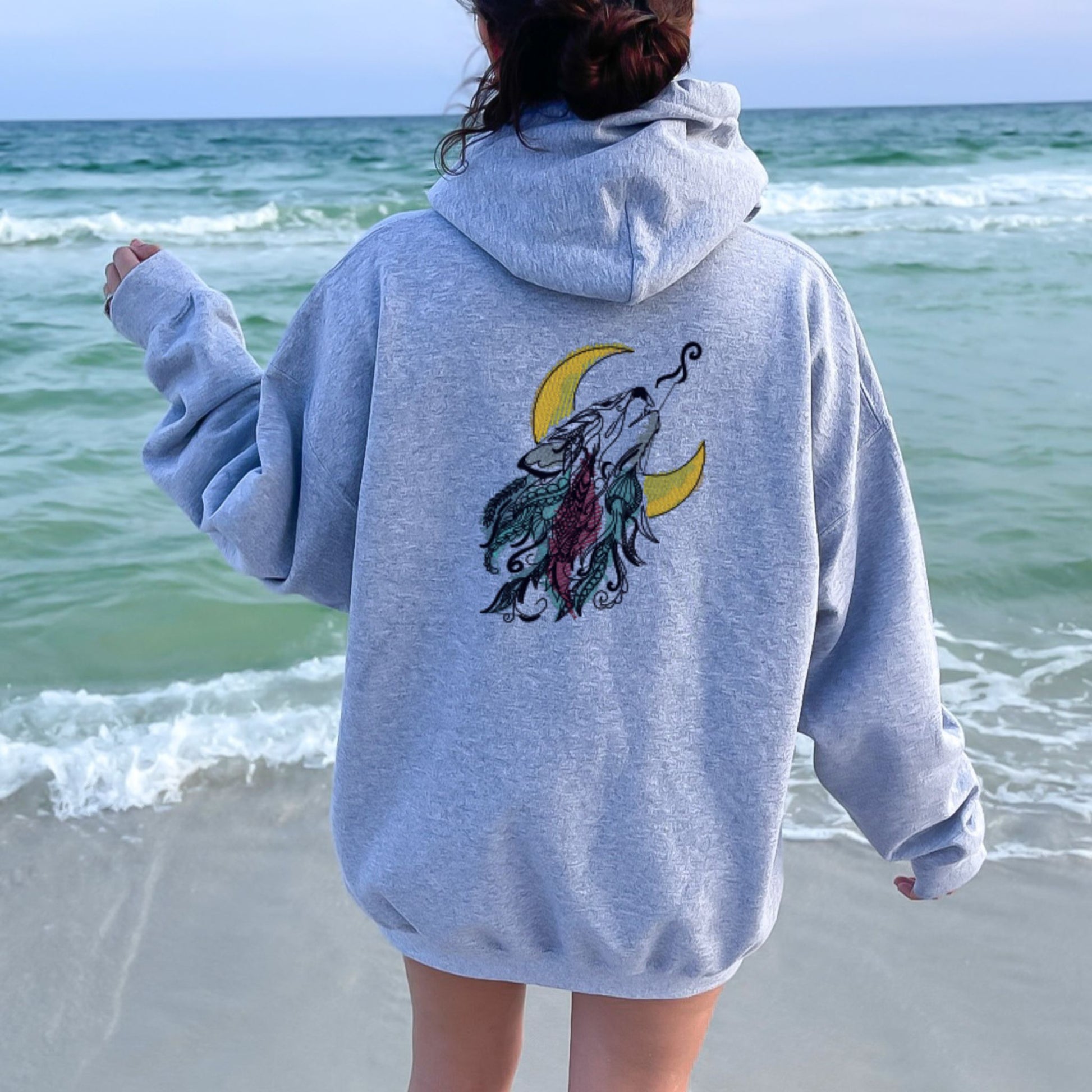 Hoodie • Heulender Wolf mit Halbmond & Federn (Unisex, gestickt)