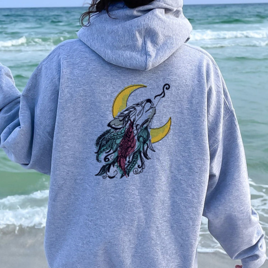 Hoodie • Heulender Wolf mit Halbmond & Federn (Unisex, gestickt)