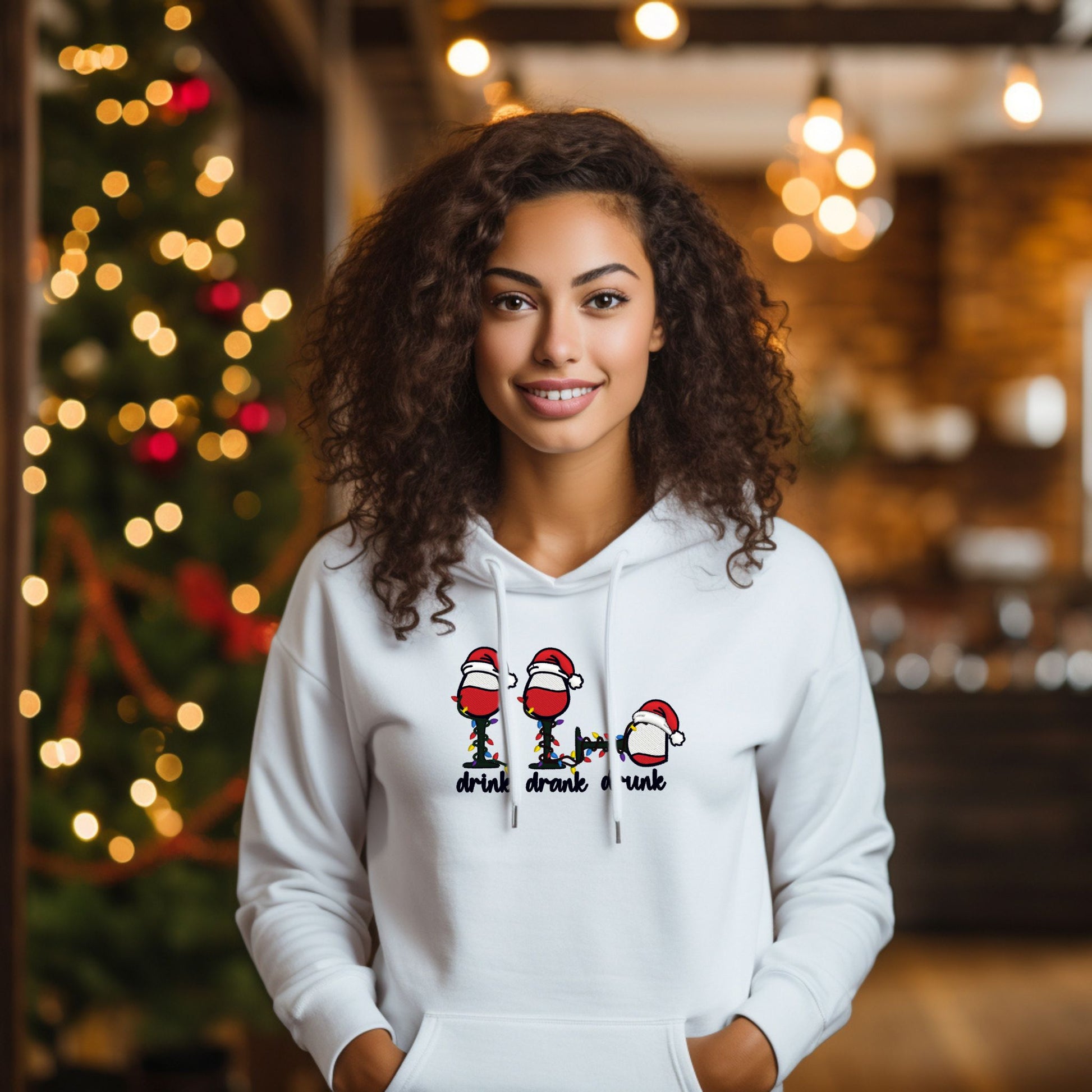 Weihnachts-Hoodie • „drink drank drunk“ – Weingläser mit Weihnachtsmütze & Lichterkette (Unisex)