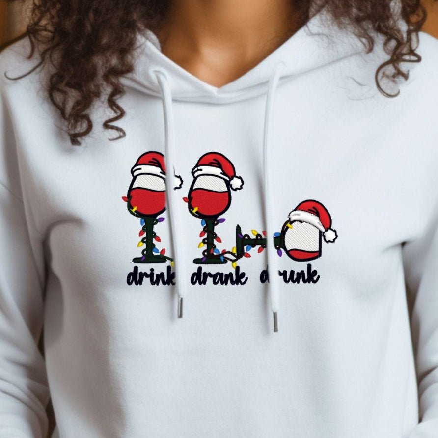 Weihnachts-Hoodie • „drink drank drunk“ – Weingläser mit Weihnachtsmütze & Lichterkette (Unisex)