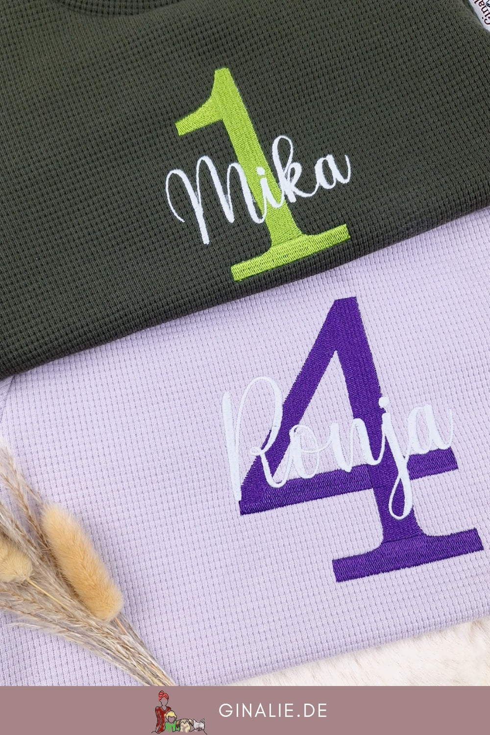 Kinderpullover Geburtstag • Name oben • Zahl unten (bestickt)