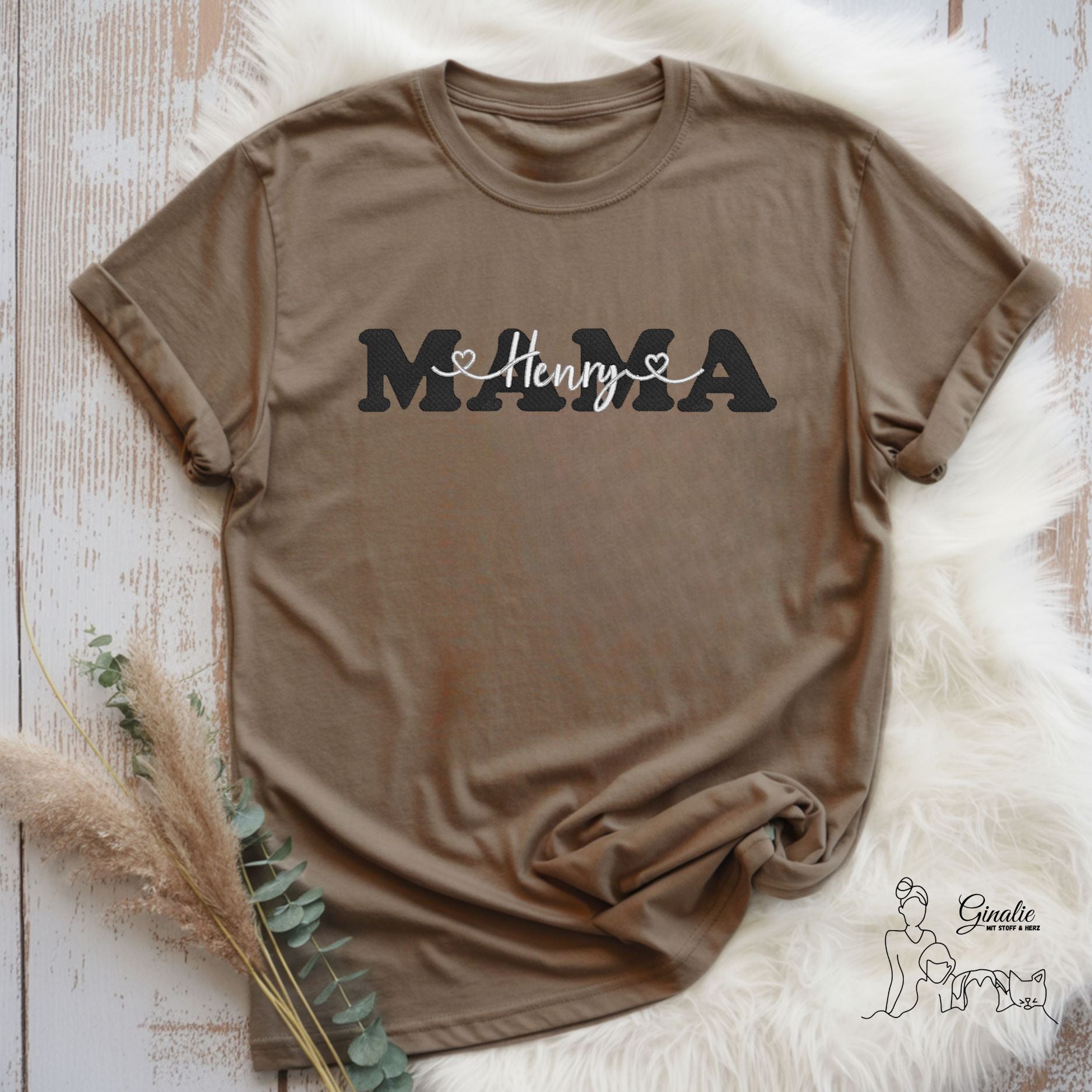 Personalisiertes Mama T-Shirt • bestickt • mit Namen • Geschenk für Mama