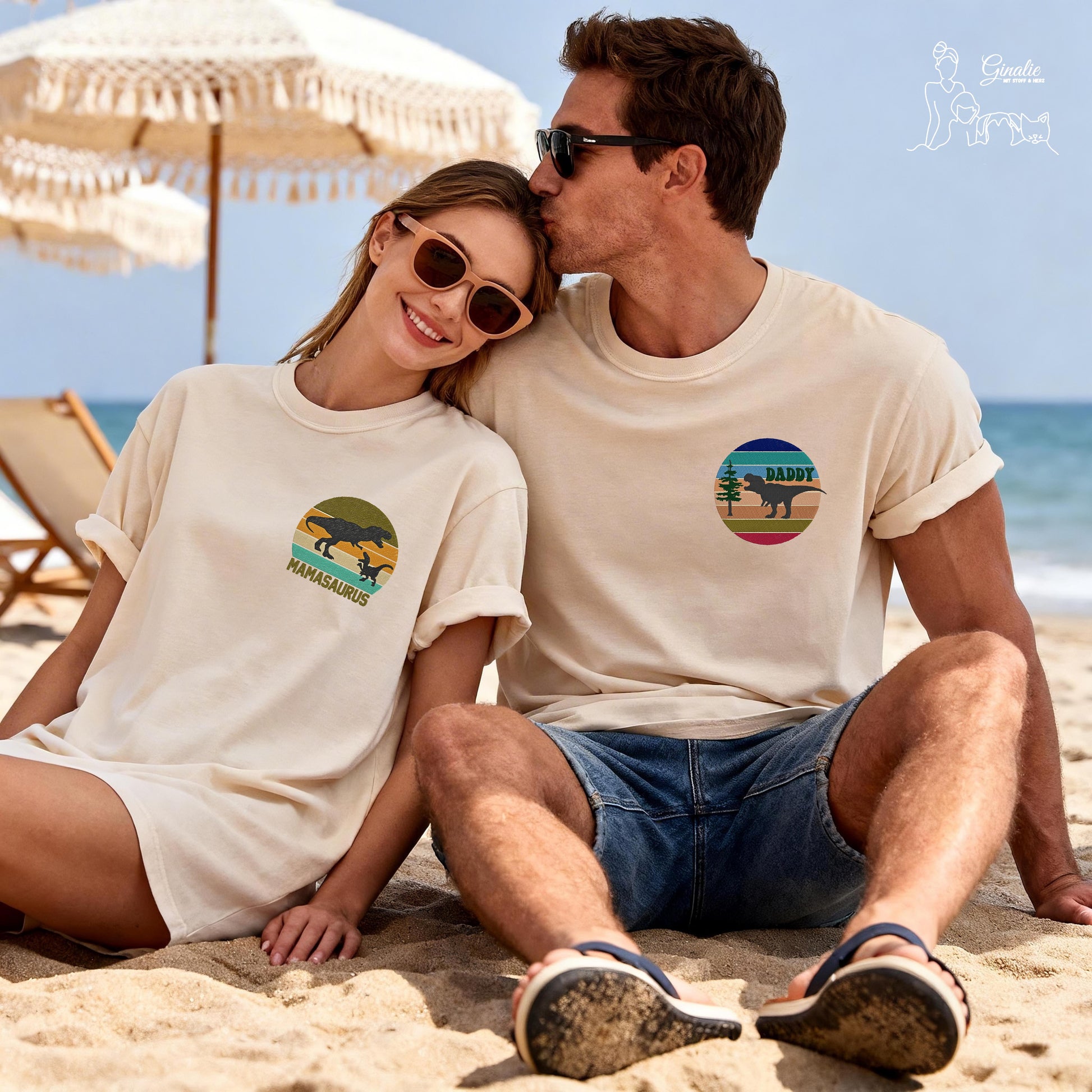 Mama Saurus & Daddy Saurus DINO02 • Retro Dino T-Shirt für Eltern