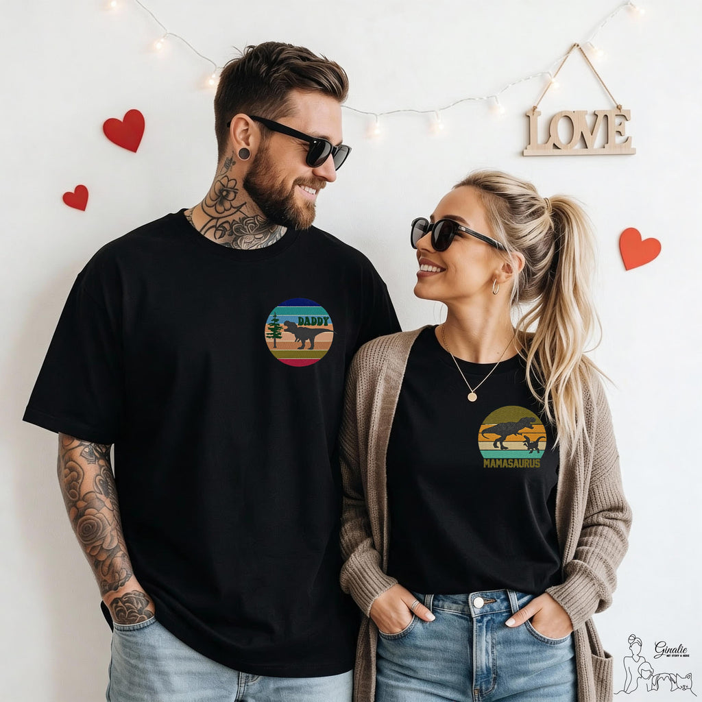 Mama Saurus & Daddy Saurus DINO02 • Retro Dino T-Shirt für Eltern