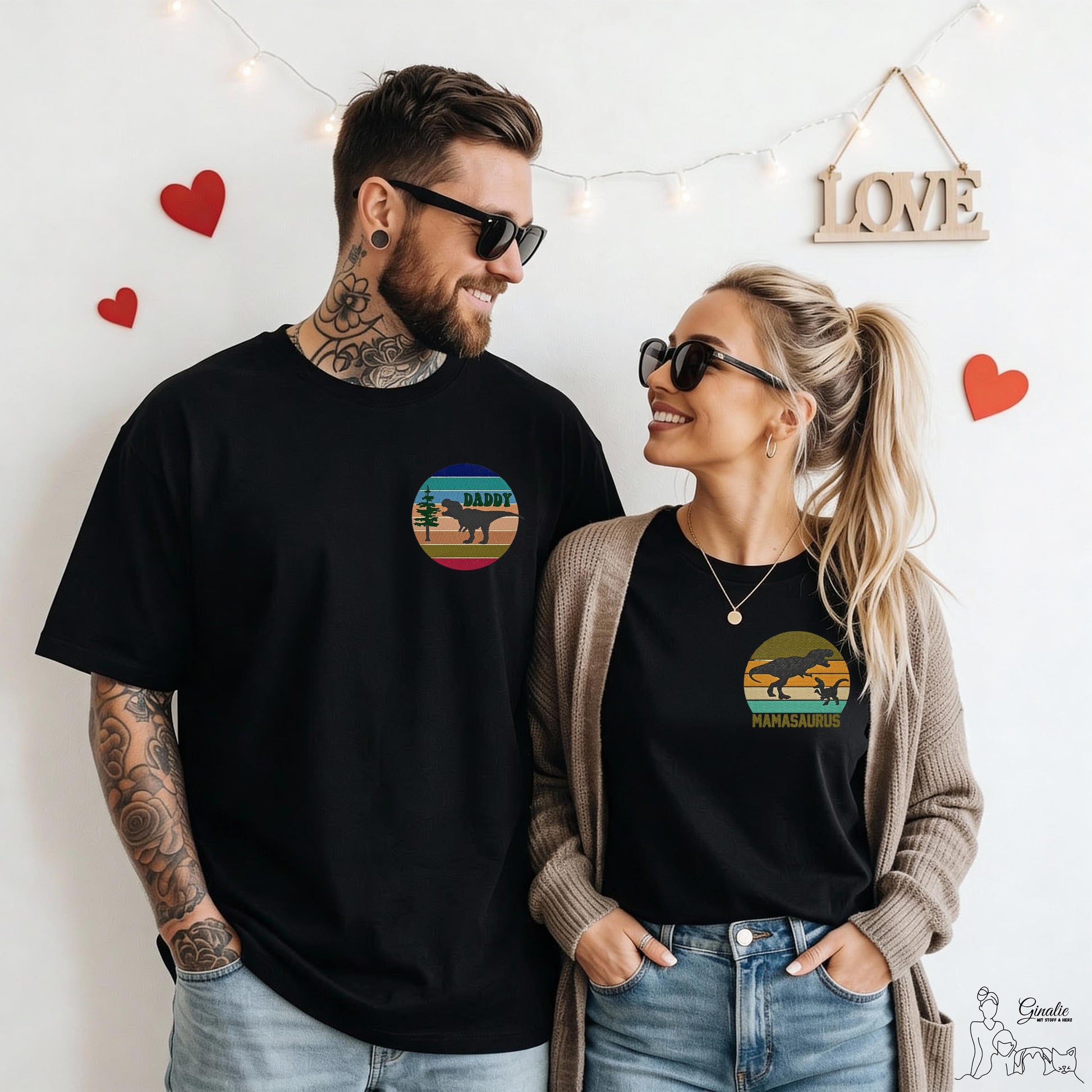 Mama Saurus & Daddy Saurus DINO02 • Retro Dino T-Shirt für Eltern