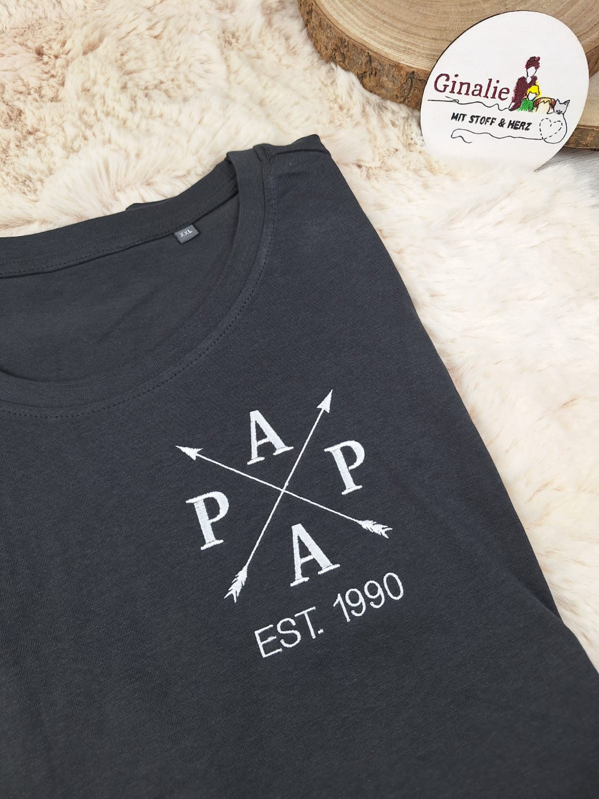 Papa T-Shirt personalisiert mit Pfeil Design • bestickt