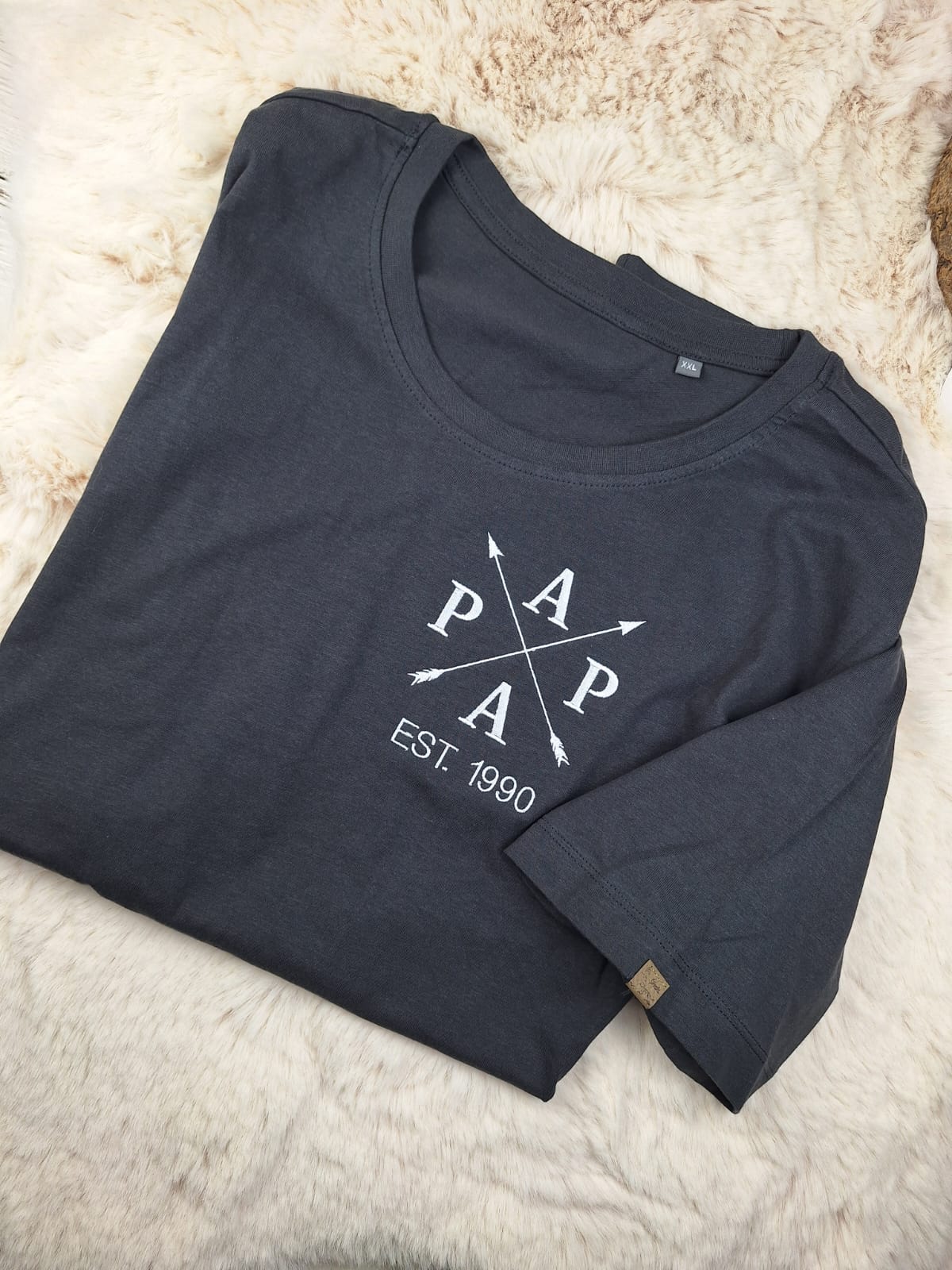 Papa T-Shirt personalisiert mit Pfeil Design • bestickt