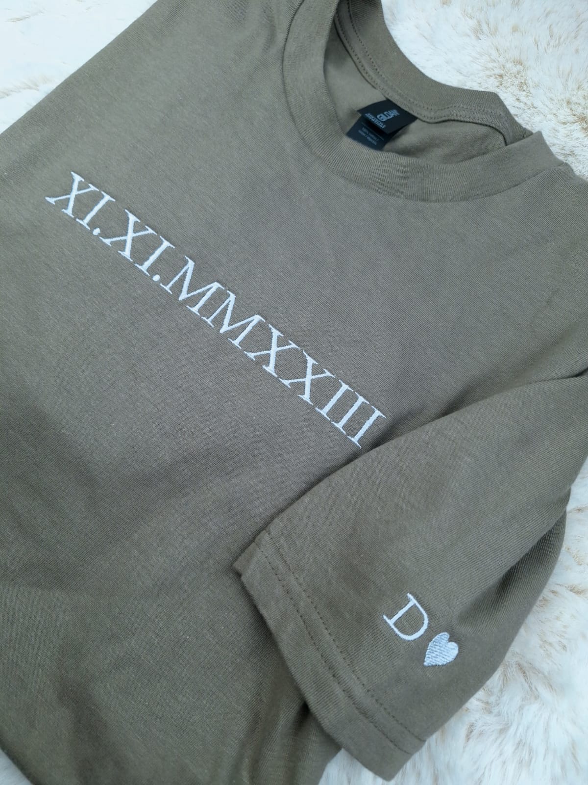 Partner T-Shirt • Römisches Datum + Initial (bestickt)