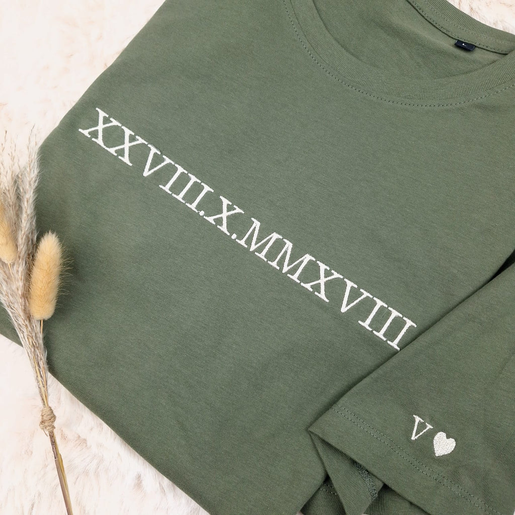 Partner T-Shirt • Römisches Datum + Initial (bestickt)