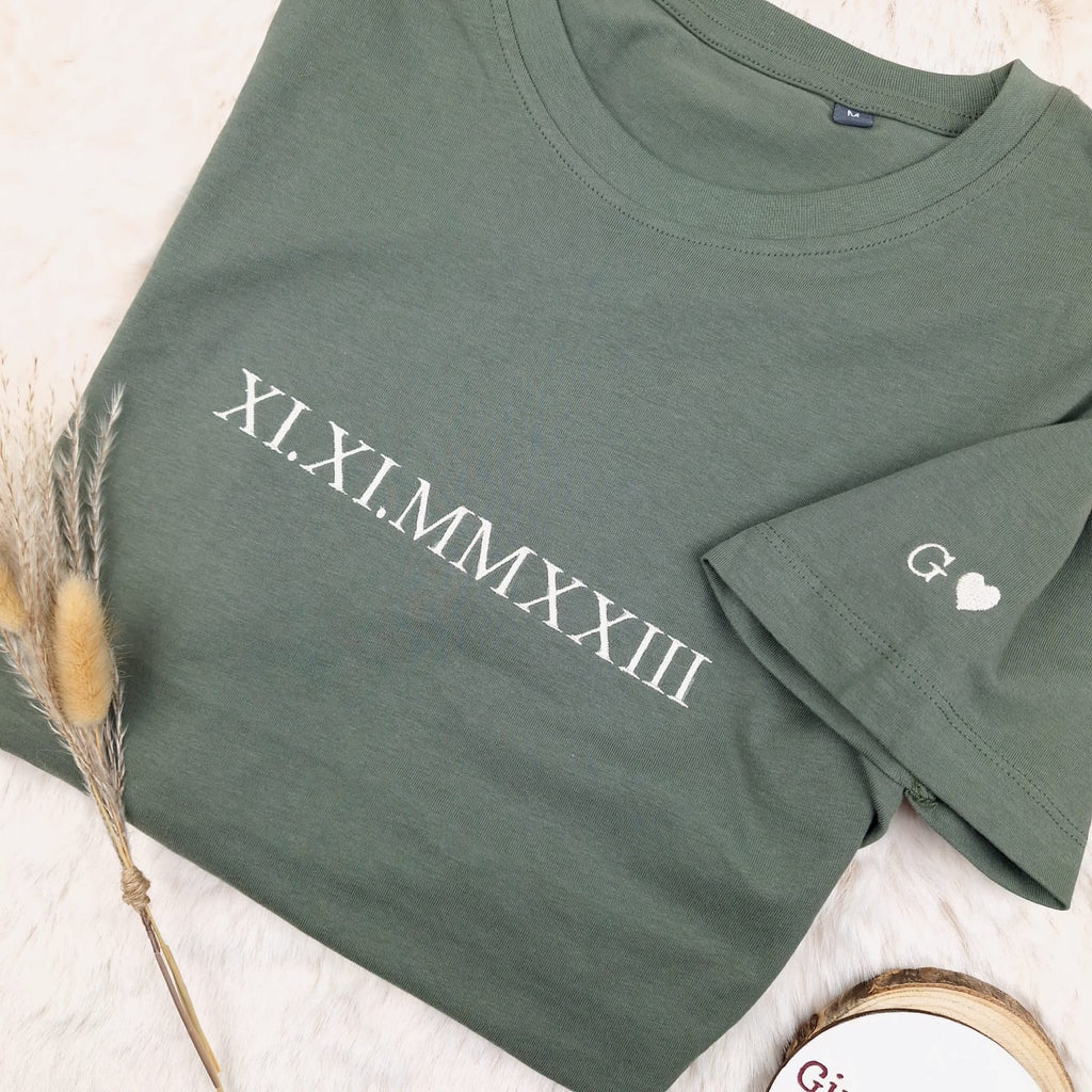 Partner T-Shirt • Römisches Datum + Initial (bestickt)