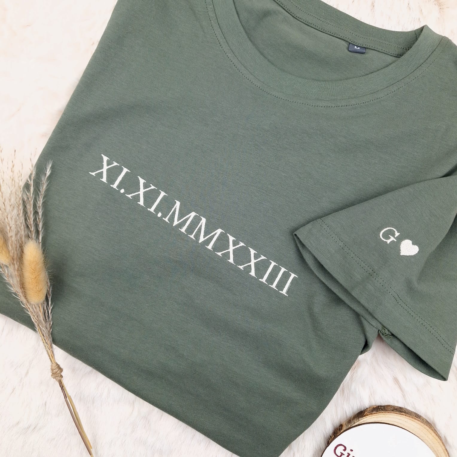 Partner T-Shirt • Römisches Datum + Initial (bestickt)