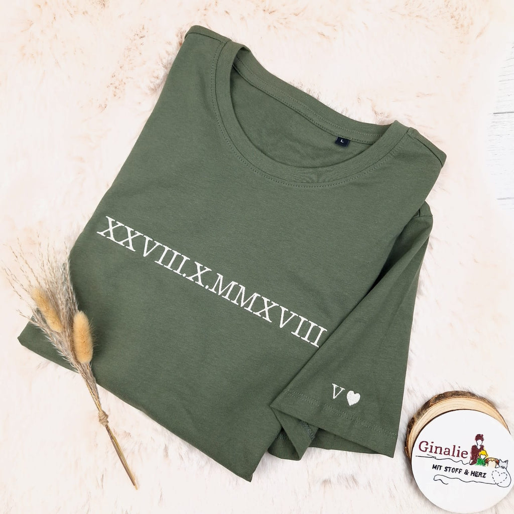 Partner T-Shirt • Römisches Datum + Initial (bestickt)