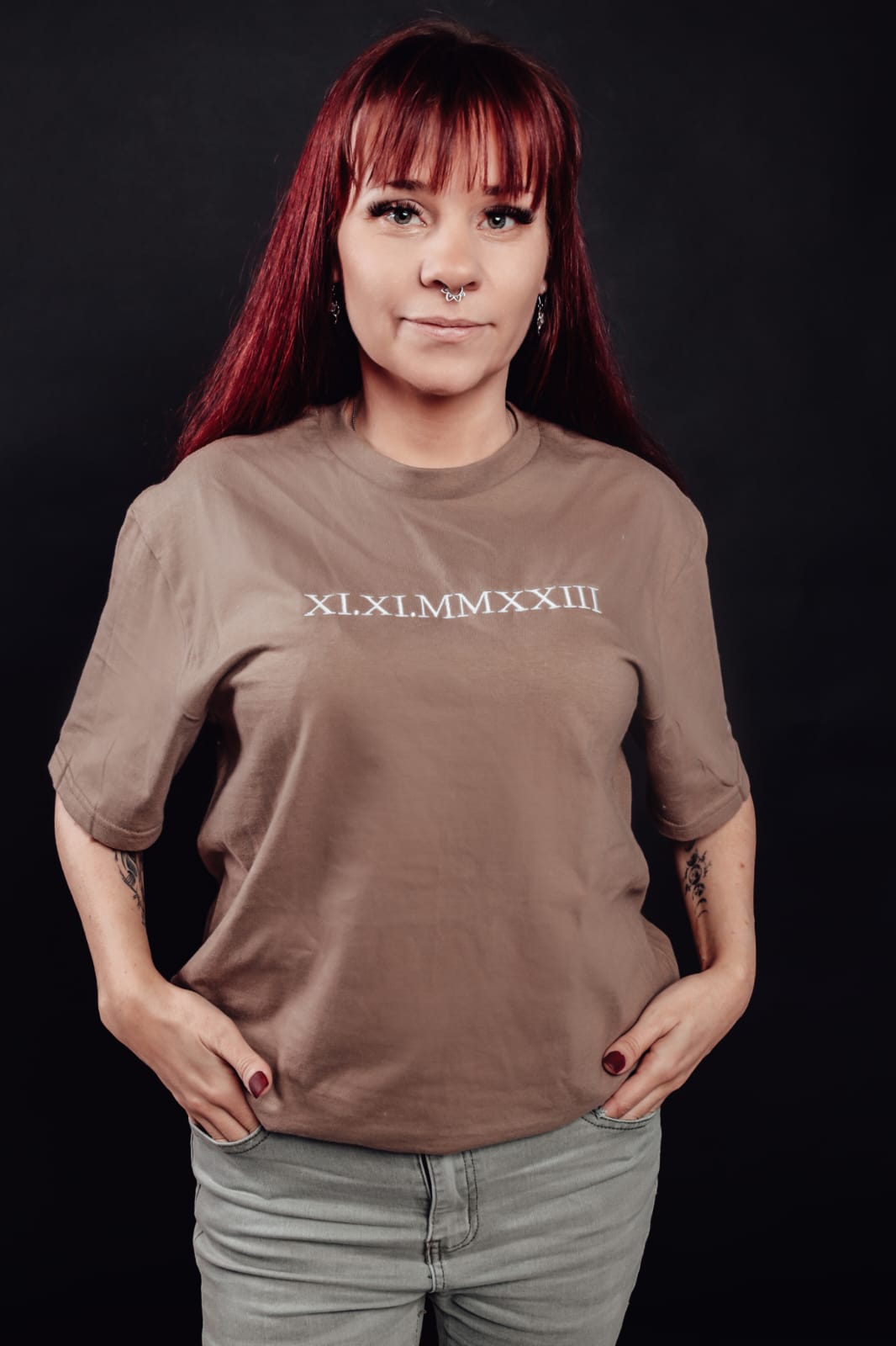 Partner T-Shirt • Römisches Datum + Initial (bestickt)