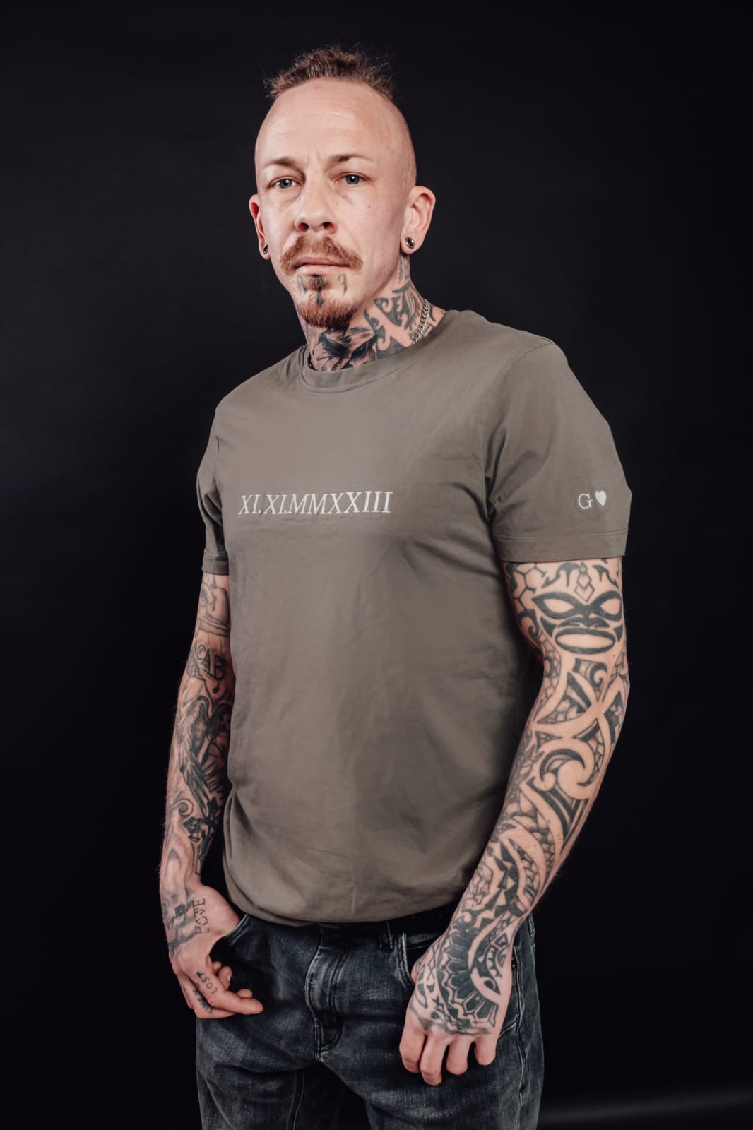Partner T-Shirt • Römisches Datum + Initial (bestickt)