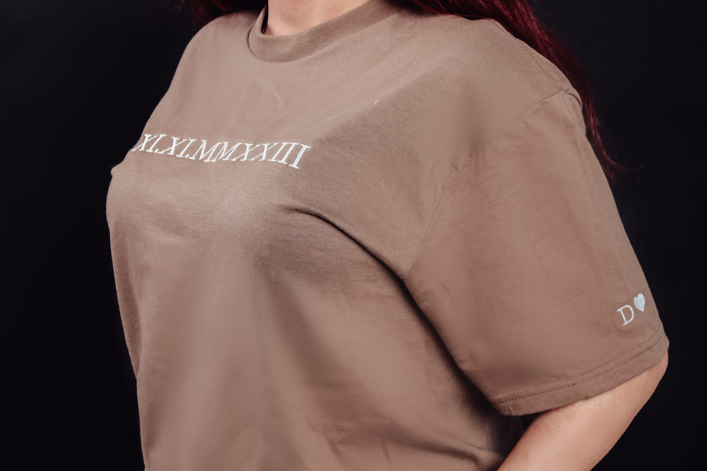 Partner T-Shirt • Römisches Datum + Initial (bestickt)