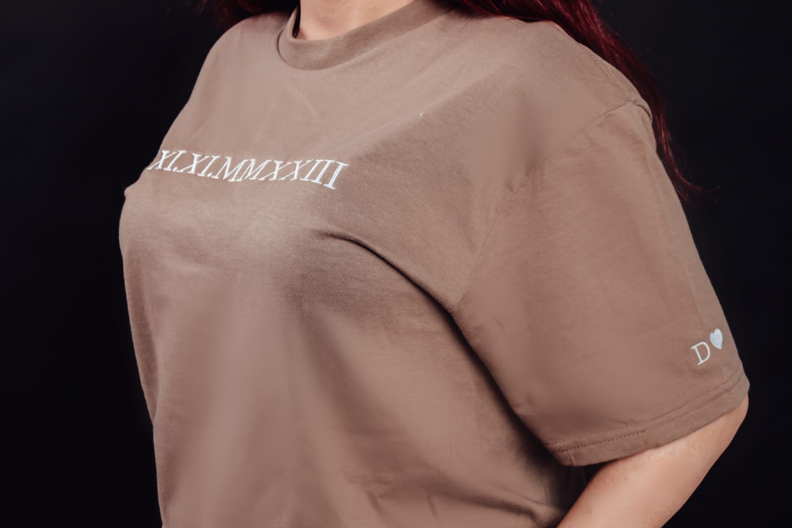 Partner T-Shirt • Römisches Datum + Initial (bestickt)