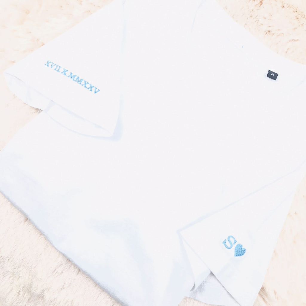 Partner T-Shirt • Römisches Datum + Initial (bestickt)