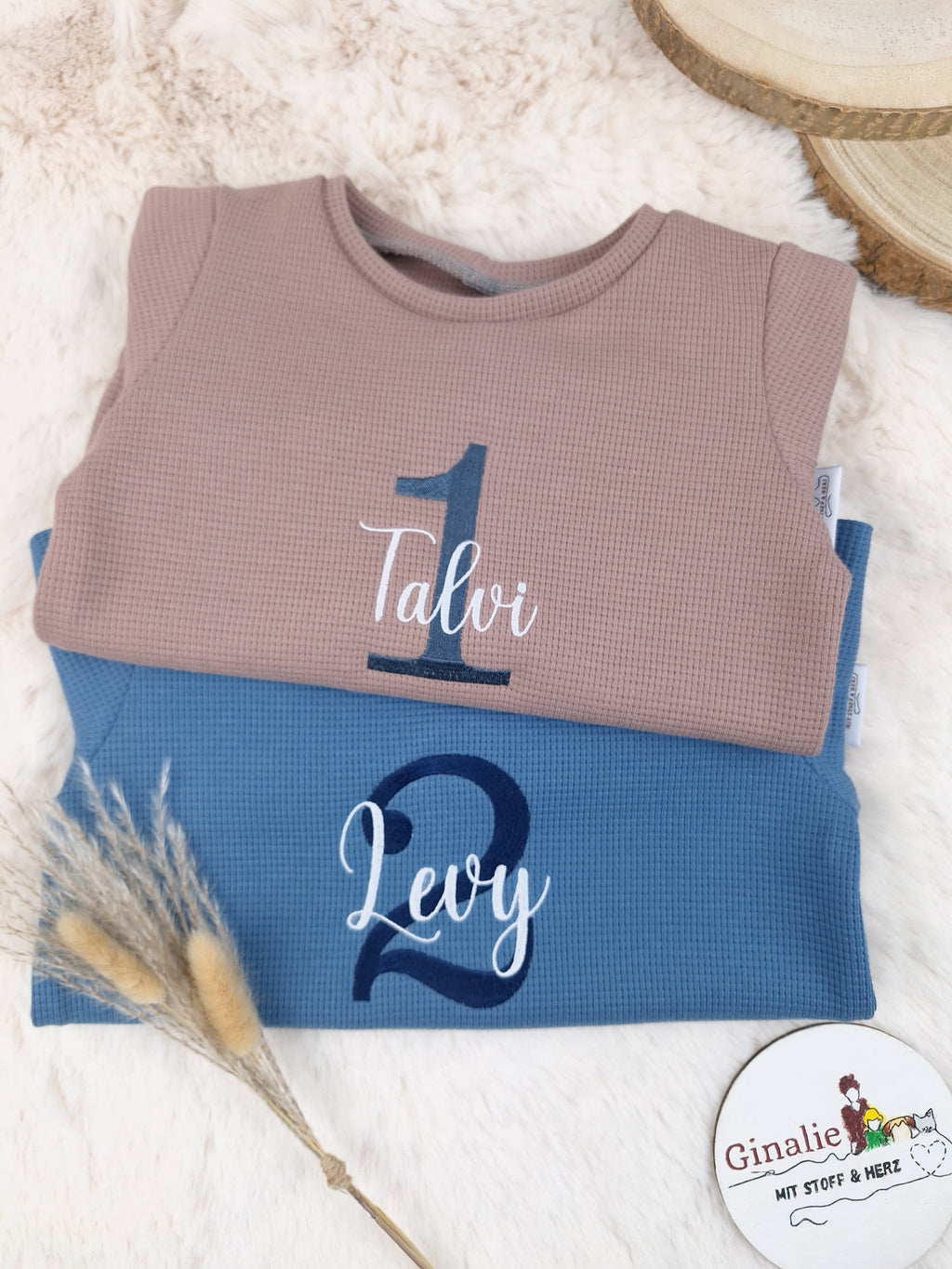 Kinderpullover Geburtstag • Name oben • Zahl unten (bestickt)