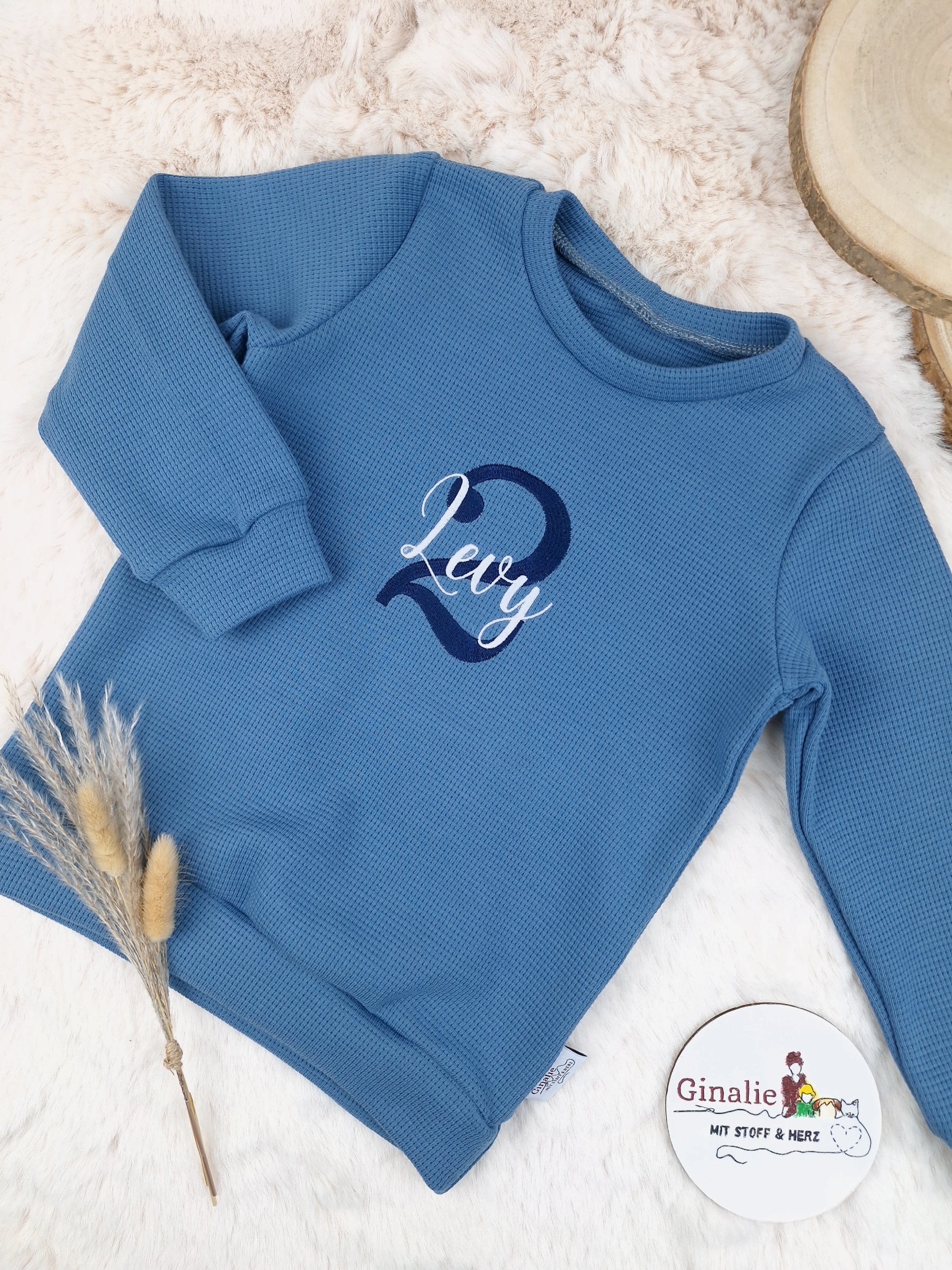 Kinderpullover Geburtstag • Name oben • Zahl unten (bestickt)