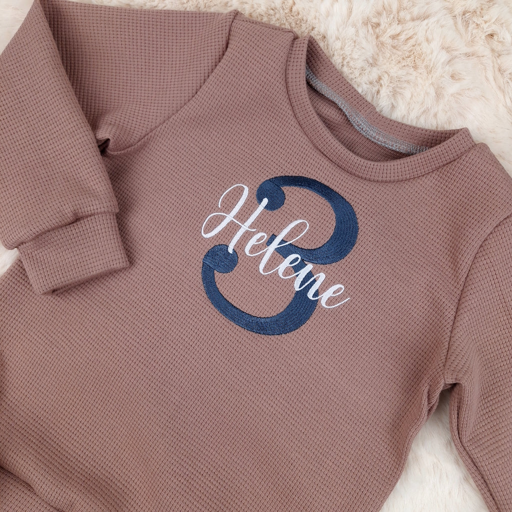 Kinderpullover Geburtstag • Name oben • Zahl unten (bestickt)