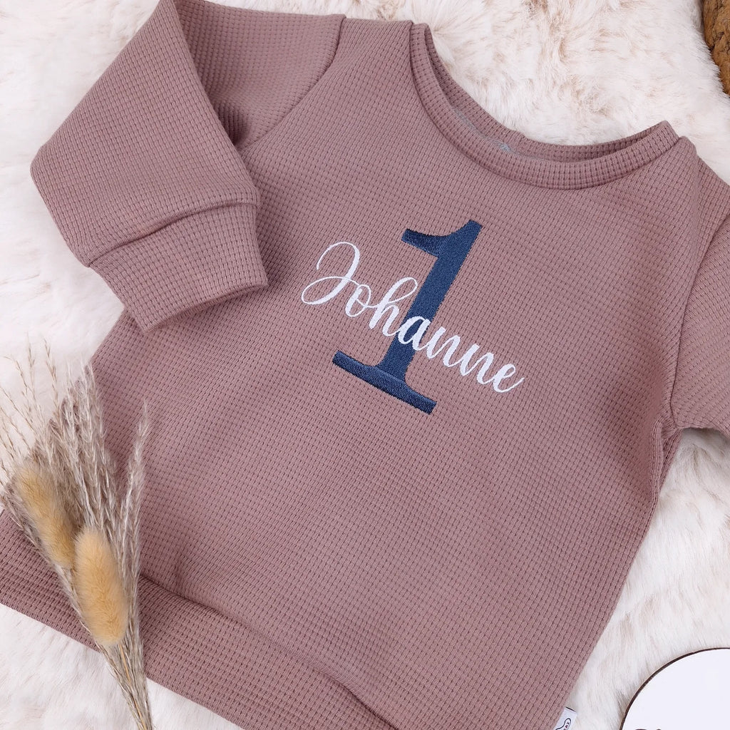 Kinderpullover Geburtstag • Name oben • Zahl unten (bestickt)