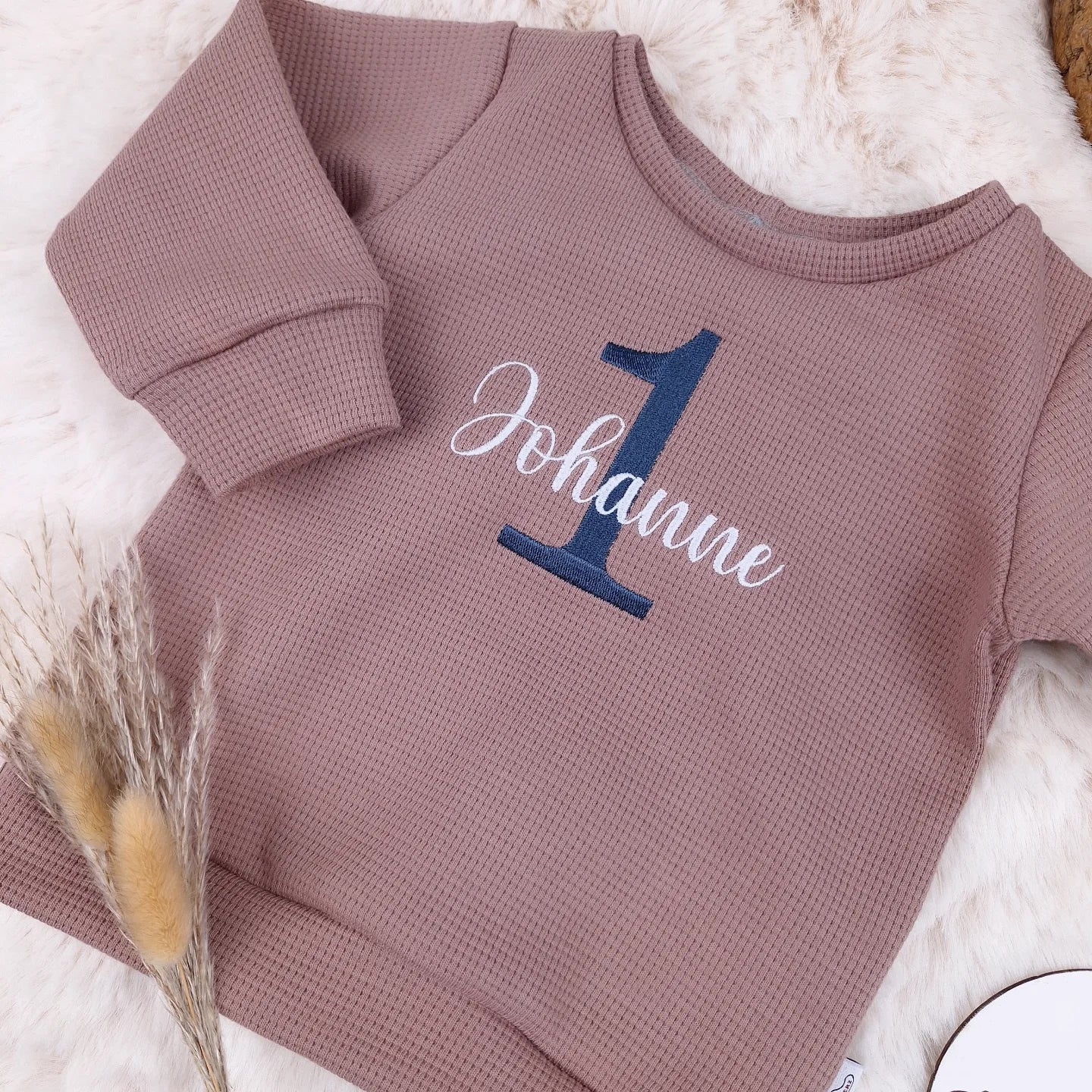 Kinderpullover Geburtstag • Name oben • Zahl unten (bestickt)