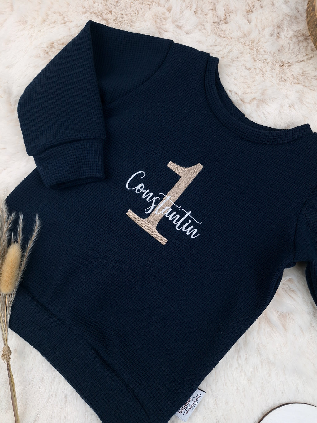 Kinderpullover Geburtstag • Name oben • Zahl unten (bestickt)