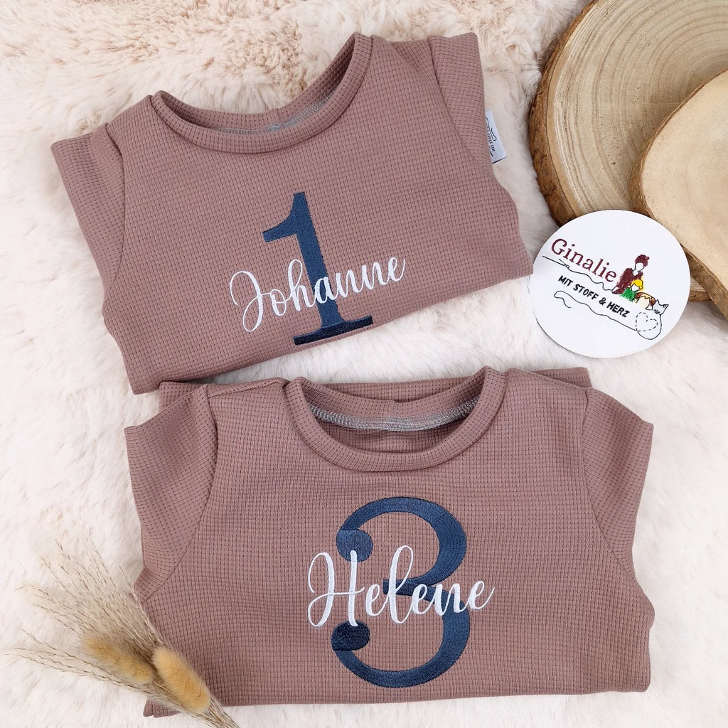 Kinderpullover Geburtstag • Name oben • Zahl unten (bestickt)