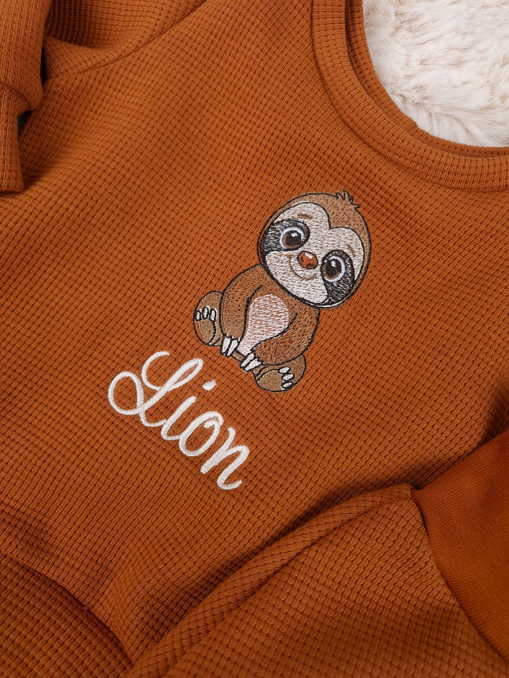 Kinderpullover Waffeljersey • Faultier • personalisiert mit Namen • Baby & Kinder