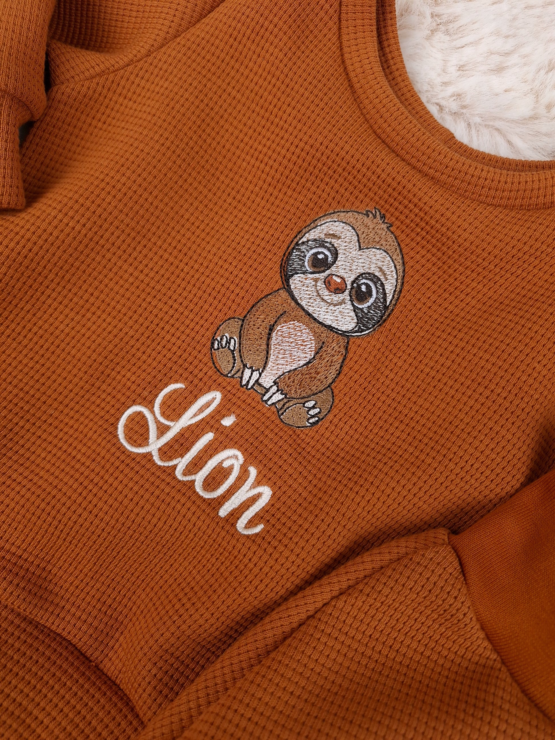 Kinderpullover Waffeljersey • Faultier • personalisiert mit Namen • Baby & Kinder
