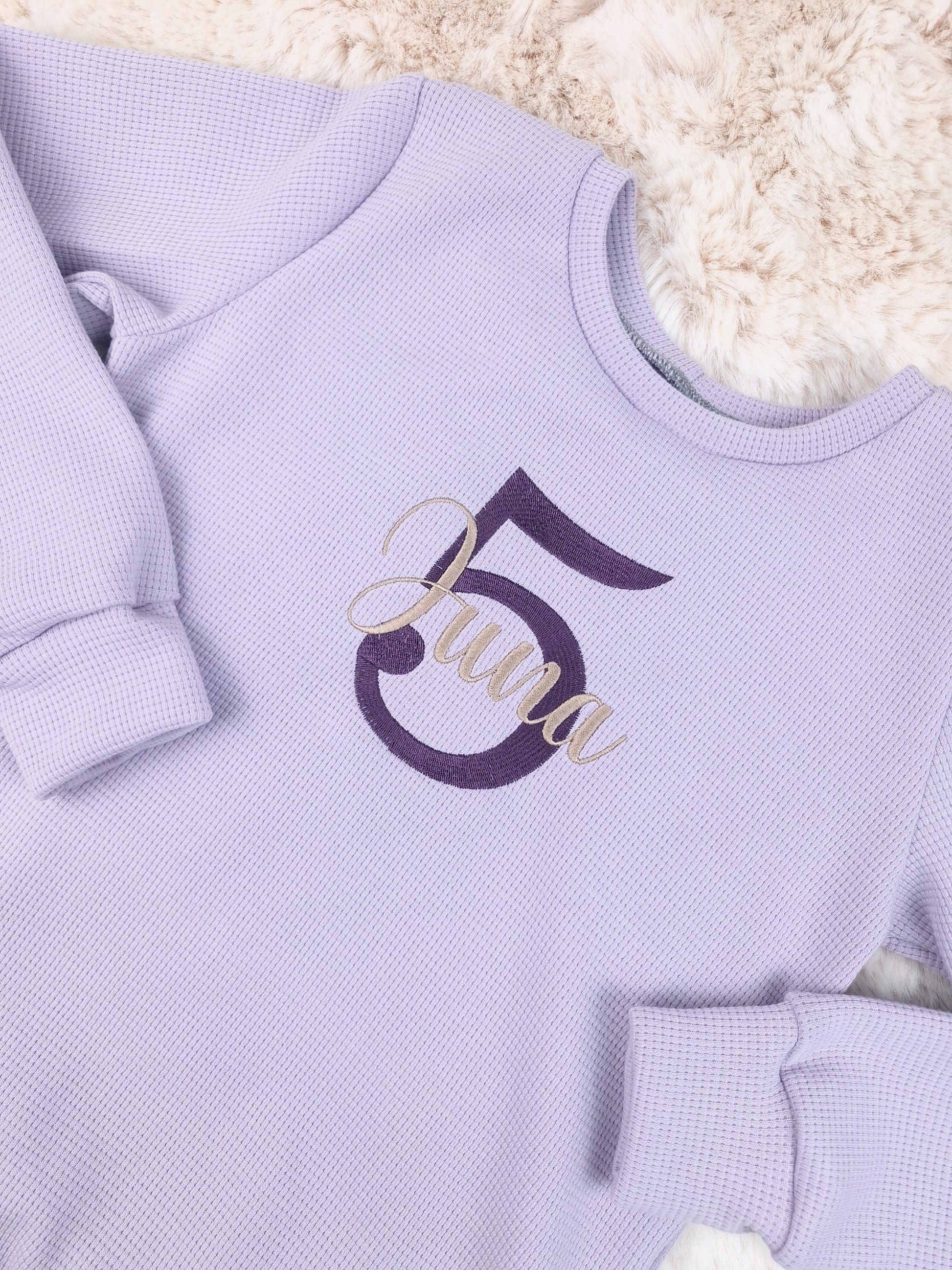 Kinderpullover Geburtstag • Name oben • Zahl unten (bestickt)