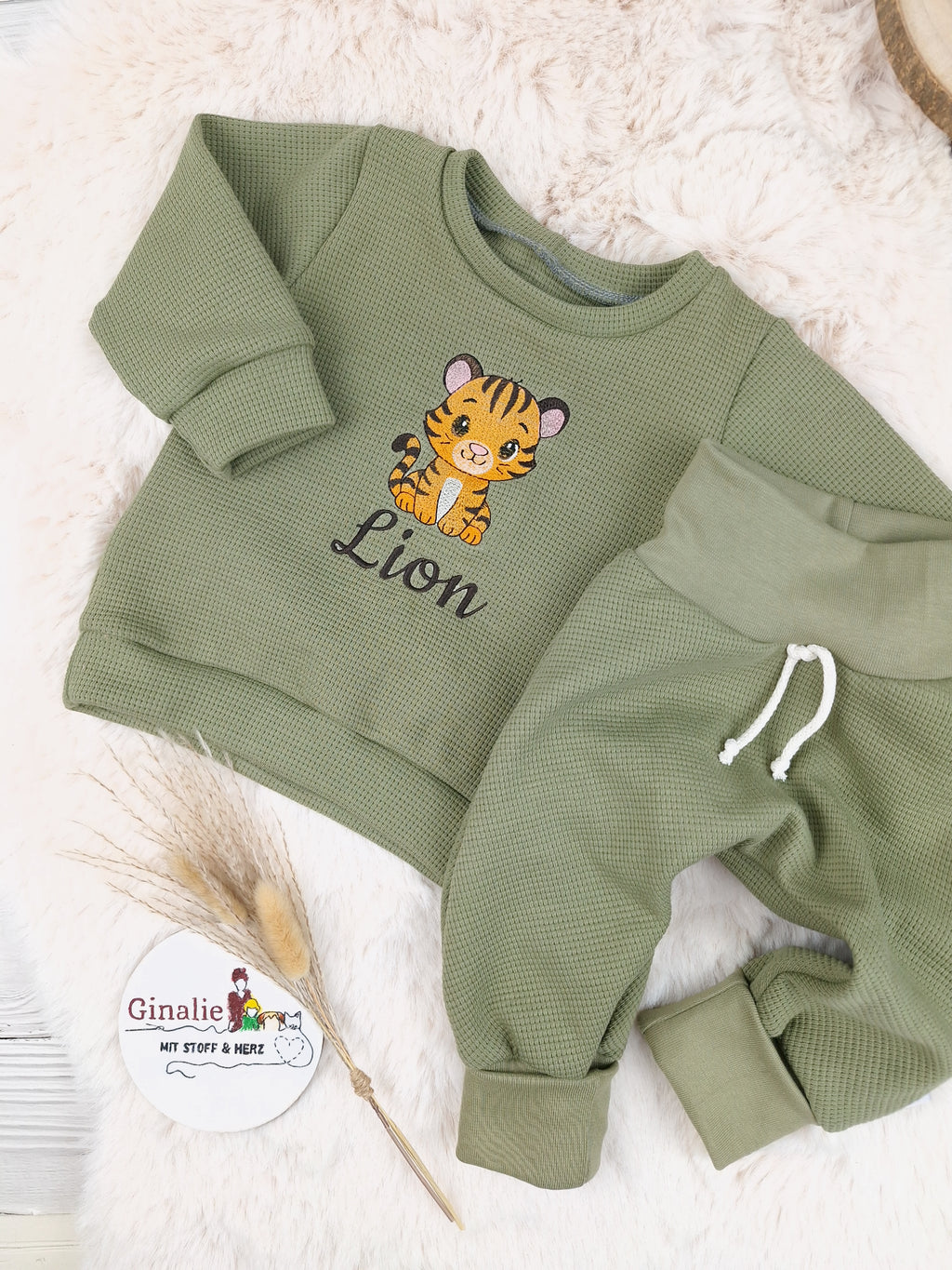 Kinderpullover Waffeljersey • Tiger • personalisiert mit Namen • Baby & Kinder