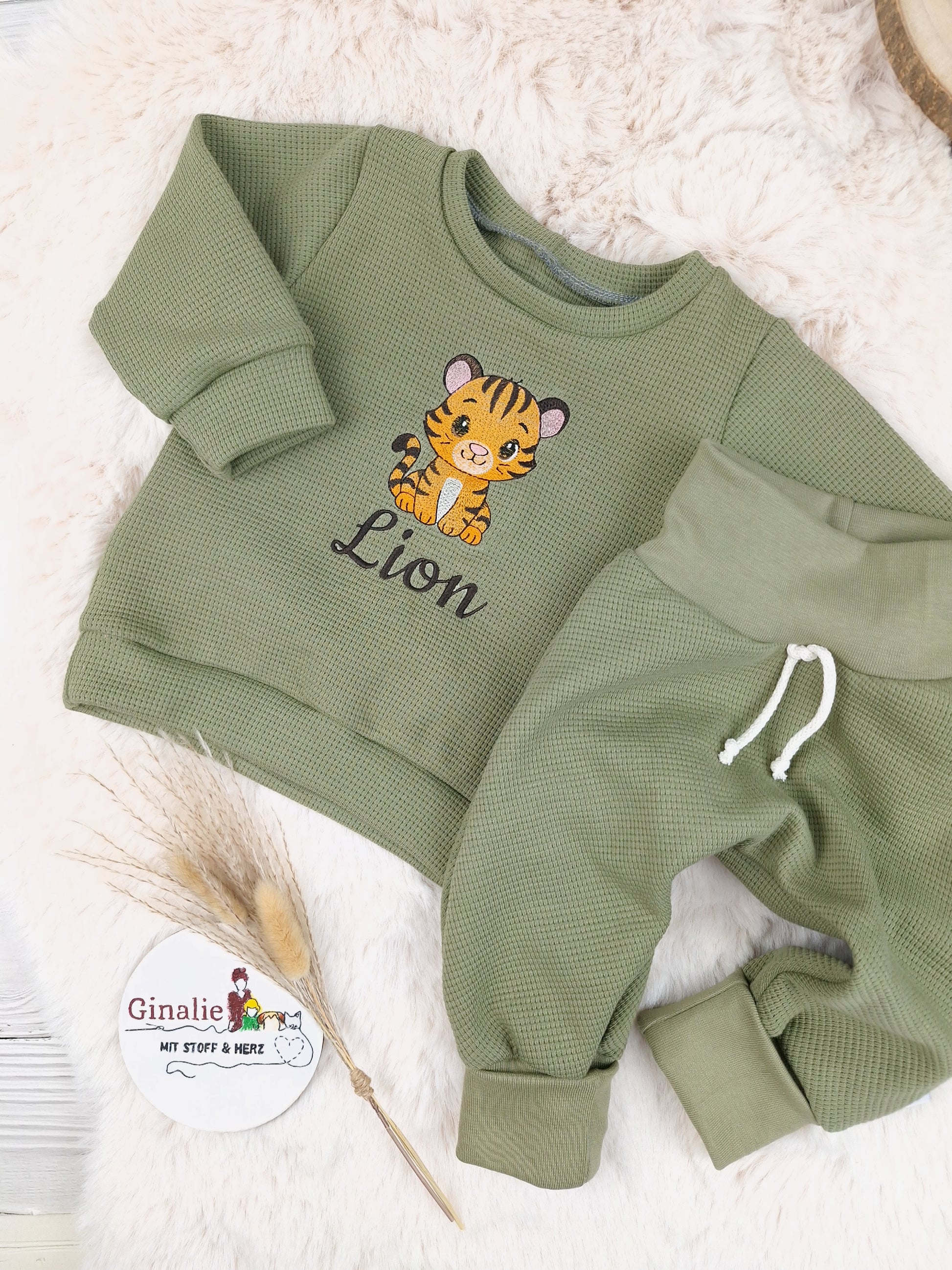 Kinderpullover Waffeljersey • Tiger • personalisiert mit Namen • Baby & Kinder